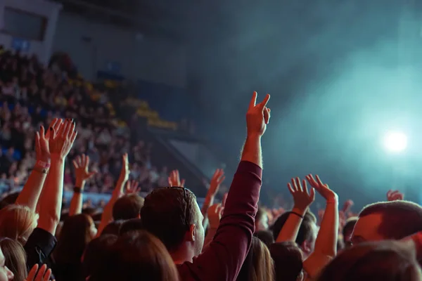 Publiken jublar och händerna upp på levande musik konsert — Stockfoto