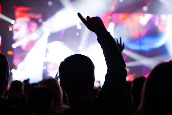 Multitud animando y las manos levantadas en un concierto de música en vivo —  Fotos de Stock