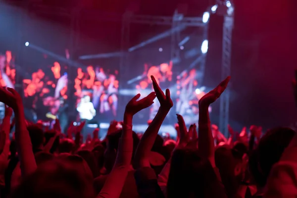 Multitud animando y las manos levantadas en un concierto de música en vivo —  Fotos de Stock