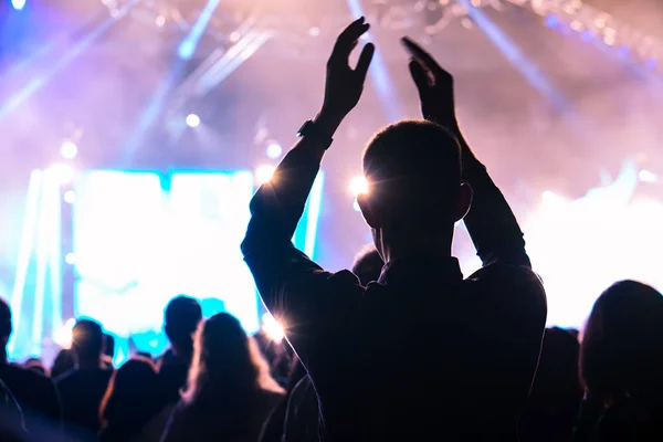 Publiken jublar och händerna upp på levande musik konsert — Stockfoto