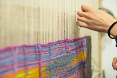 Balili kadınlar kumaş dokuyorlar. Ikat, Bali, Endonezya
