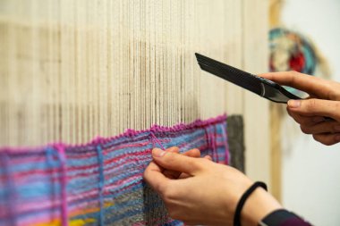 Balili kadınlar kumaş dokuyorlar. Ikat, Bali, Endonezya