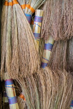 Türk tarzı süpürgeler Trabzon 'daki pazarda geleneksel olarak süpürge mısır veya süpürge kullanılarak yapılıyor