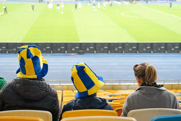 Aileler Çocuklar Stadyumdaki Seyirciler Için Koltuklardan Maçı Izlerken — Stok fotoğraf