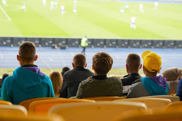 Gyerekek Nézni Miközben Élvezi Játékot Ülések Nézők Stadionban — Stock Fotó