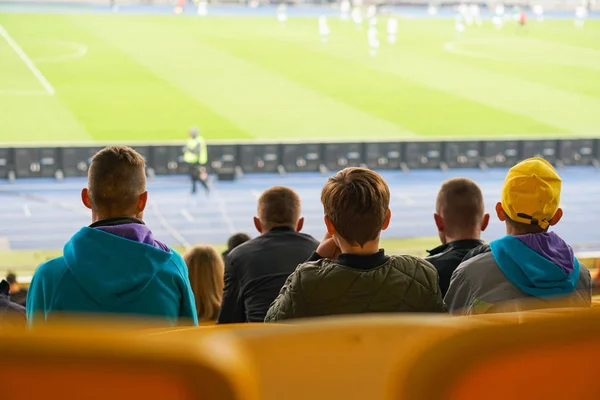 Çocuklar Stadyumdaki Izleyiciler Için Koltuklardan Maçı Izlerken — Stok fotoğraf
