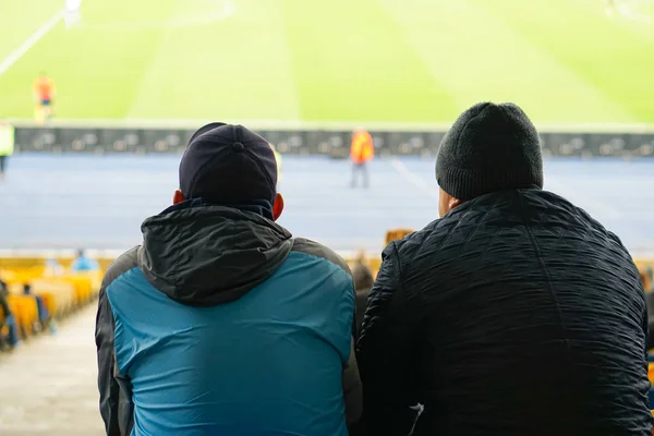 Zuschauer Sehen Fußball Halbleerem Stadion — Stockfoto