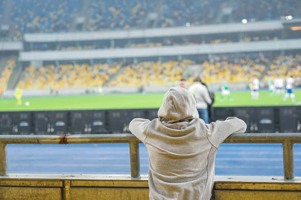 Youn Biały Chłopiec Oglądać Mecz Piłki Nożnej Stadionie — Zdjęcie stockowe