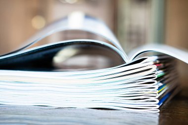 eski dergi sayfaları bükme ile bir yığın closeup arka plan