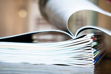 eski dergi sayfaları bükme ile bir yığın closeup arka plan