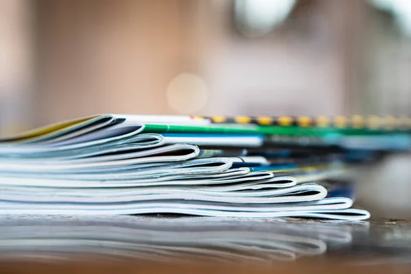 Closeup Achtergrond Van Een Stapel Oude Tijdschriften Met Het Buigen — Stockfoto