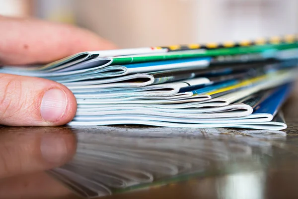 Closeup Achtergrond Van Een Stapel Oude Tijdschriften Met Het Buigen — Stockfoto