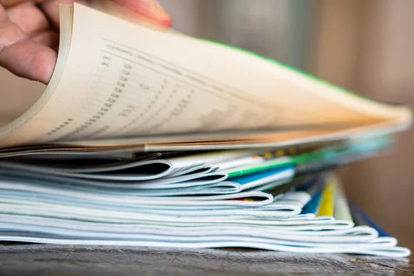 Closeup Achtergrond Van Een Stapel Oude Tijdschriften Met Het Buigen — Stockfoto