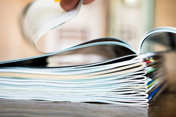 Closeup Achtergrond Van Een Stapel Oude Tijdschriften Met Het Buigen — Stockfoto