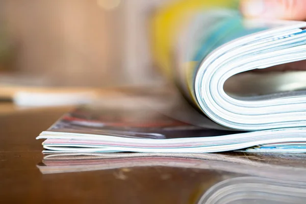 Closeup Achtergrond Van Een Stapel Oude Tijdschriften Met Het Buigen — Stockfoto