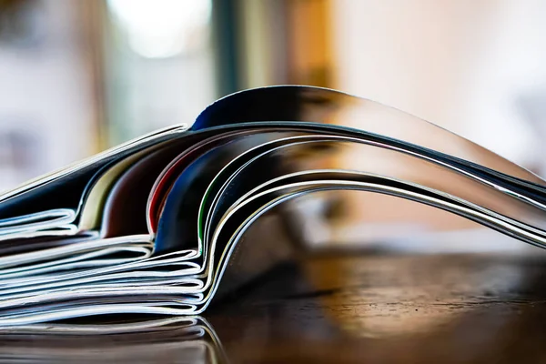 Closeup Achtergrond Van Een Stapel Oude Tijdschriften Met Het Buigen — Stockfoto