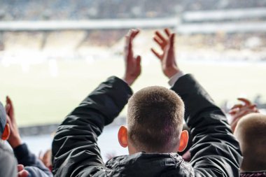 Taraftarlar, favori spor takımlarının başarısını kar yağarken profesyonel stadyumun tribünlerinde kutluyorlar..