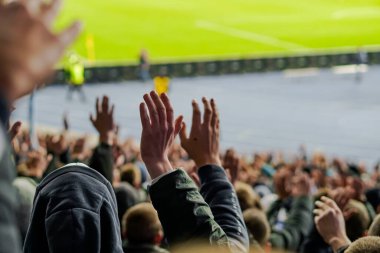 Gol! Stadyumda futbol taraftarları ve taraftarları tezahürat yapıyor..