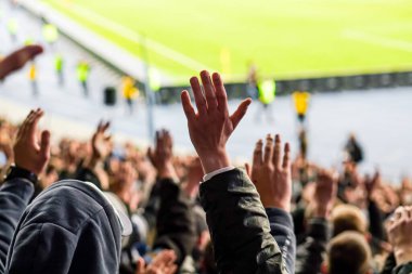 Gol! Stadyumda futbol taraftarları ve taraftarları tezahürat yapıyor..