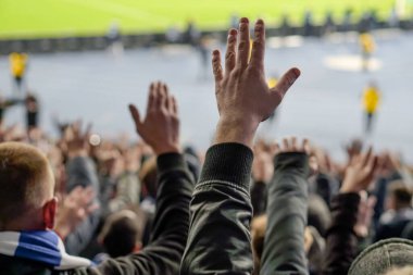 Gol! Stadyumda futbol taraftarları ve taraftarları tezahürat yapıyor..