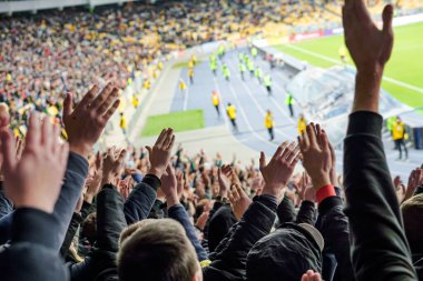 Gol! Stadyumda futbol taraftarları ve taraftarları tezahürat yapıyor..