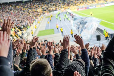 Gol! Stadyumda futbol taraftarları ve taraftarları tezahürat yapıyor..