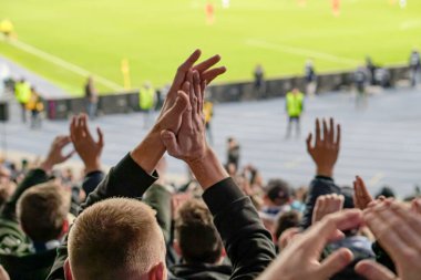 Gol! Stadyumda futbol taraftarları ve taraftarları tezahürat yapıyor..