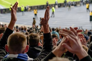 Gol! Stadyumda futbol taraftarları ve taraftarları tezahürat yapıyor..
