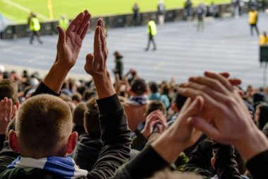 Gol! Stadyumda futbol taraftarları ve taraftarları tezahürat yapıyor..