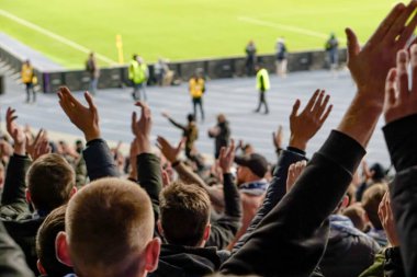 Gol! Stadyumda futbol taraftarları ve taraftarları tezahürat yapıyor..