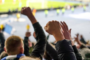 Gol! Stadyumda futbol taraftarları ve taraftarları tezahürat yapıyor..