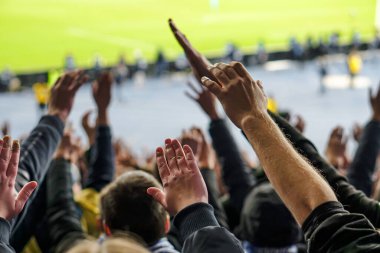 Gol! Stadyumda futbol taraftarları ve taraftarları tezahürat yapıyor..