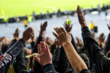 Gol! Stadyumda futbol taraftarları ve taraftarları tezahürat yapıyor..