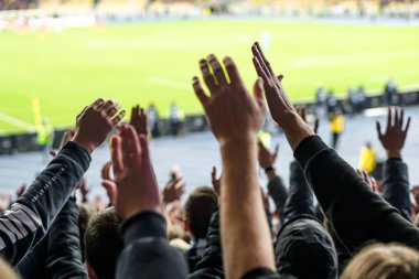 Gol! Stadyumda futbol taraftarları ve taraftarları tezahürat yapıyor..