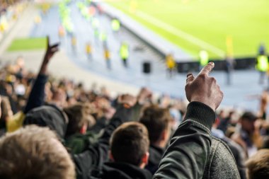 Gol! Stadyumda futbol taraftarları ve taraftarları tezahürat yapıyor..