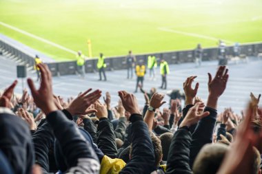 Gol! Stadyumda futbol taraftarları ve taraftarları tezahürat yapıyor..