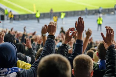 Gol! Stadyumda futbol taraftarları ve taraftarları tezahürat yapıyor..