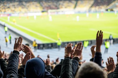 Gol! Stadyumda futbol taraftarları ve taraftarları tezahürat yapıyor..