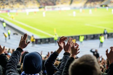 Gol! Stadyumda futbol taraftarları ve taraftarları tezahürat yapıyor..