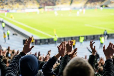 Gol! Stadyumda futbol taraftarları ve taraftarları tezahürat yapıyor..