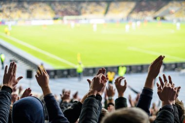 Gol! Stadyumda futbol taraftarları ve taraftarları tezahürat yapıyor..
