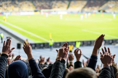 Gol! Stadyumda futbol taraftarları ve taraftarları tezahürat yapıyor..