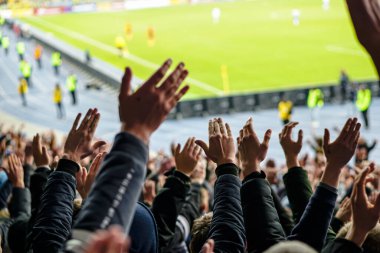Gol! Stadyumda futbol taraftarları ve taraftarları tezahürat yapıyor..