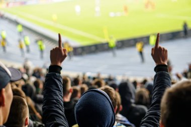 Gol! Stadyumda futbol taraftarları ve taraftarları tezahürat yapıyor..