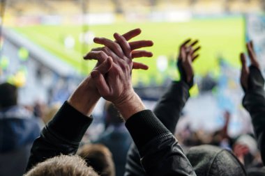 Gol! Stadyumda futbol taraftarları ve taraftarları tezahürat yapıyor..
