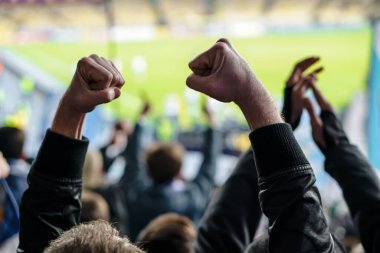 Gol! Stadyumda futbol taraftarları ve taraftarları tezahürat yapıyor..