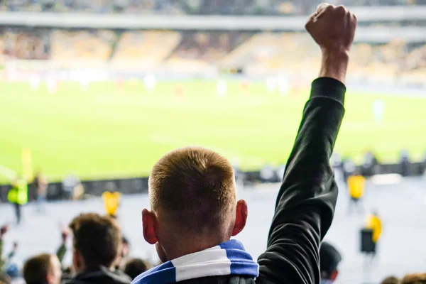 Rajongók Ünneplik Kedvenc Sportcsapatuk Sikerét Profi Stadion Lelátóján Miközben Havazik — Stock Fotó