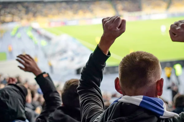 Fãs Comemorando Sucesso Sua Equipe Esportes Favoritos Nas Arquibancadas Estádio — Fotografia de Stock