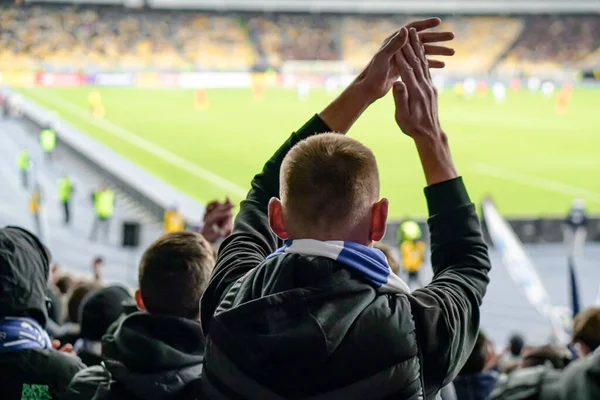 Rajongók Ünneplik Kedvenc Sportcsapatuk Sikerét Profi Stadion Lelátóján Miközben Havazik — Stock Fotó