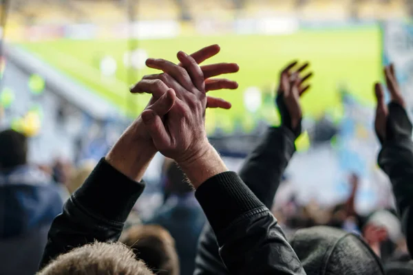 Tor Massen Von Fußballfans Und Fans Jubeln Auf Dem Platz — Stockfoto